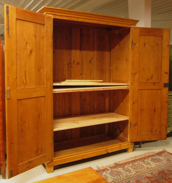 Schöner Weichholz-Wäscheschrank