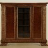 Dreitüriger Bücherschrank mit Glasscheibe