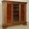 Dreitüriger Bücherschrank mit Glasscheibe