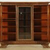 Dreitüriger Bücherschrank mit Glasscheibe