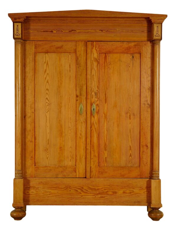 Jugendstil Kleiderschrank mit Schinkeldach