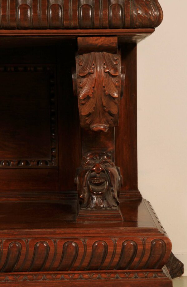 Highboard mit schönem Schnitzwerk