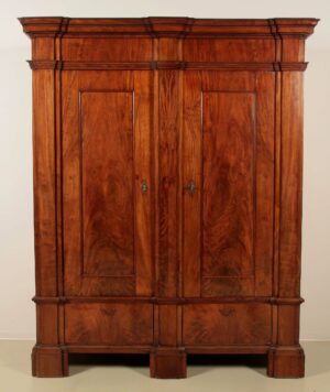 Aussergewöhnlicher Biedermeier Wäscheschrank