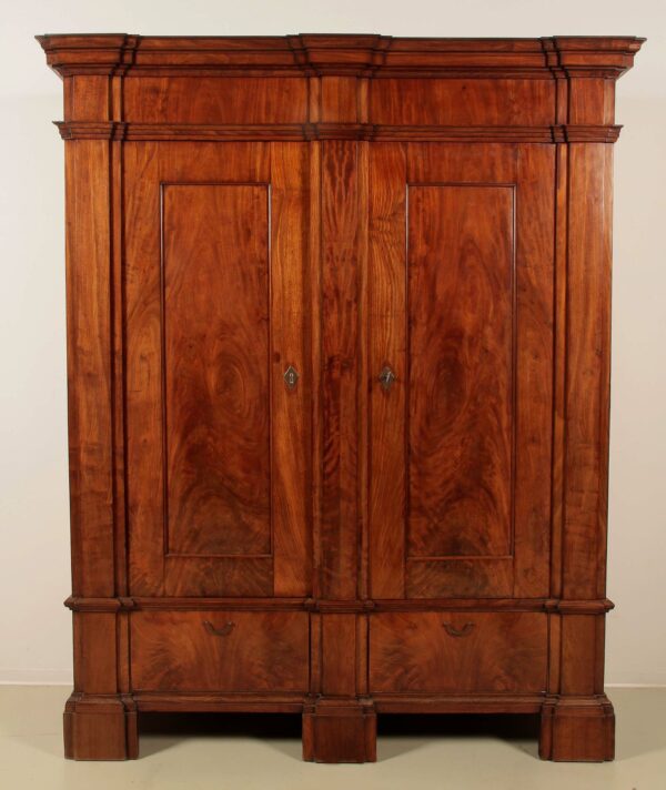 Aussergewöhnlicher Biedermeier Wäscheschrank