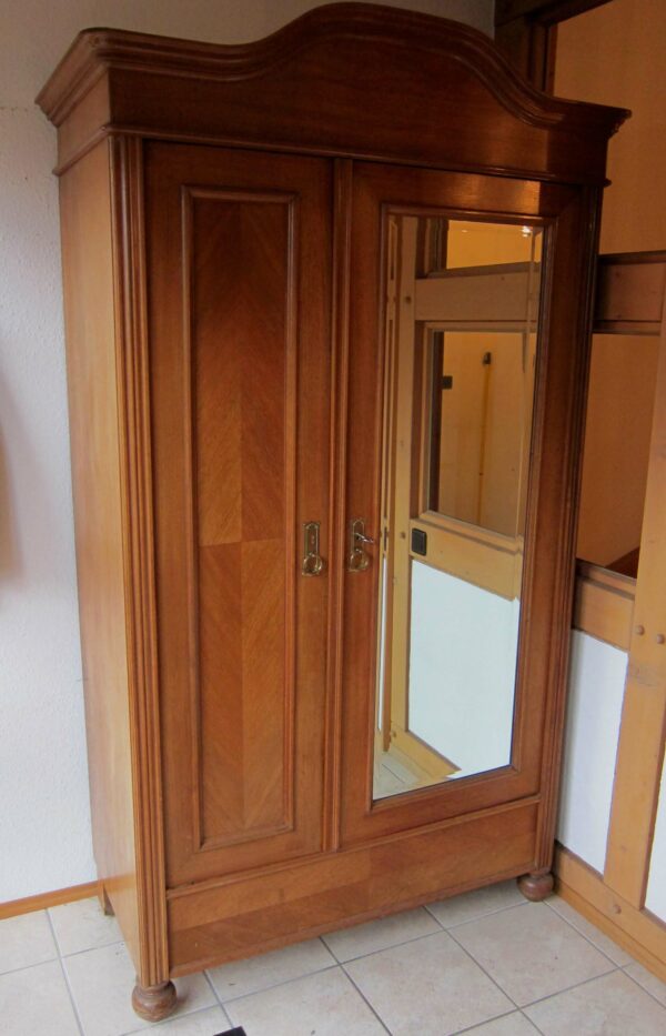 Schöner Jugendstil Dielenschrank aus Nussbaum