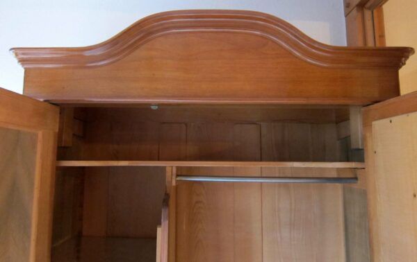 Schöner Jugendstil Dielenschrank aus Nussbaum