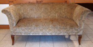 Sofa mit geschwungenen Beinen