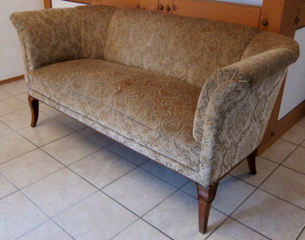 Sofa mit geschwungenen Beinen