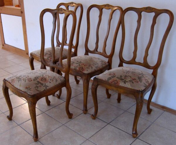Vier Chippendale Stühle mit geschwungenen Beinen